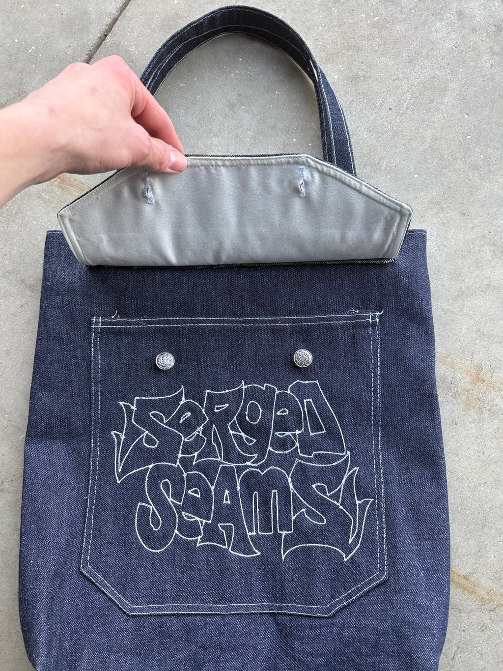 SERGEDSEAMS GRAFFITI EMBROIDERED TOTEBAG