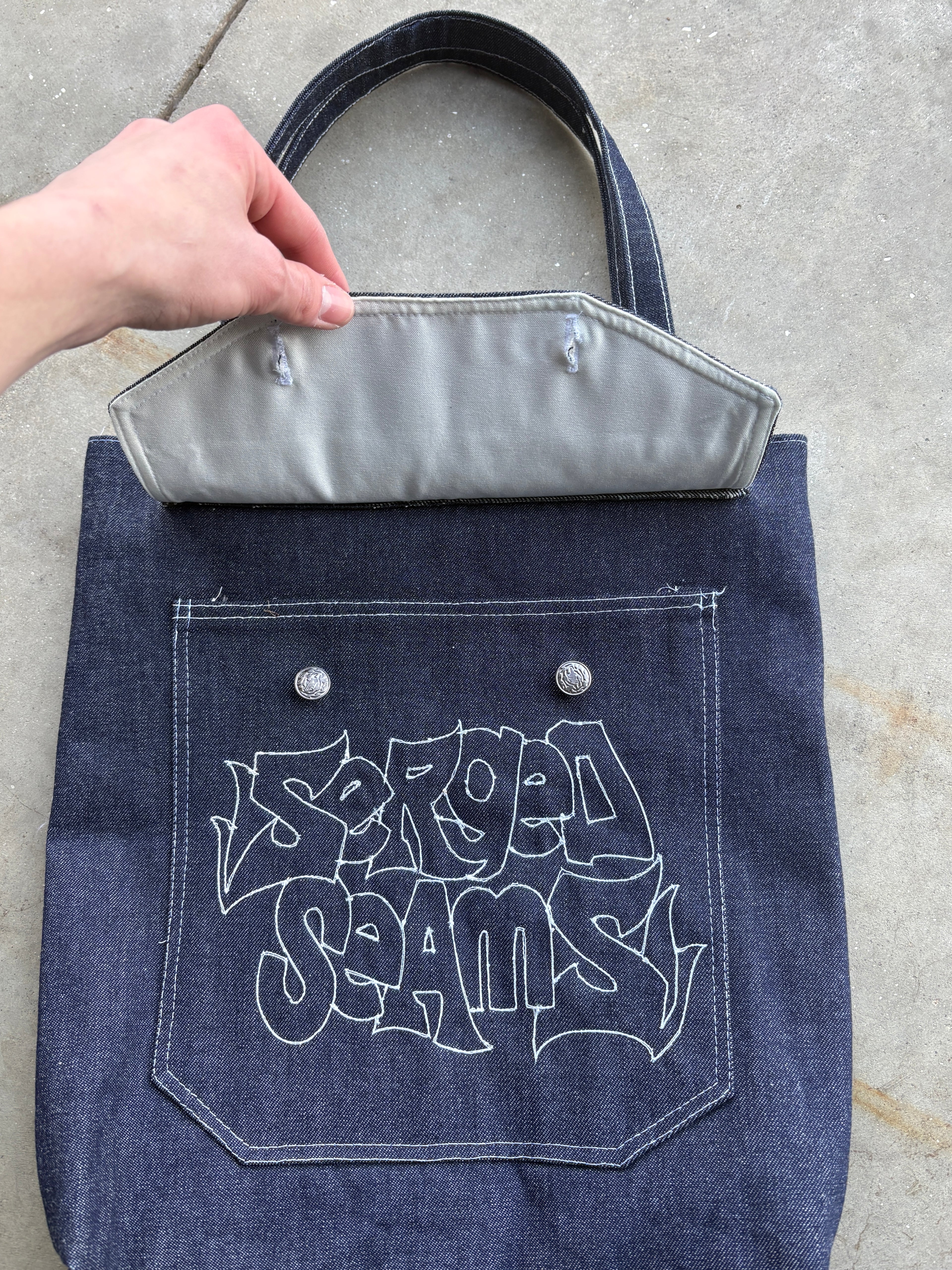 SERGEDSEAMS GRAFFITI EMBROIDERED TOTEBAG